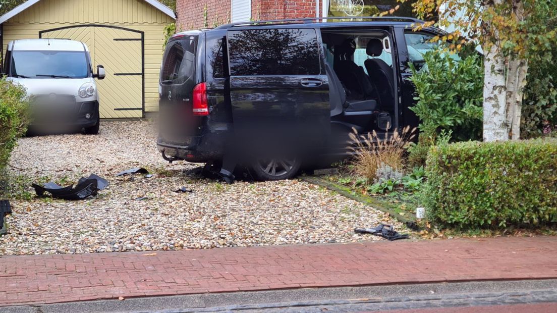 Het busje kwam tot stilstand in een tuin