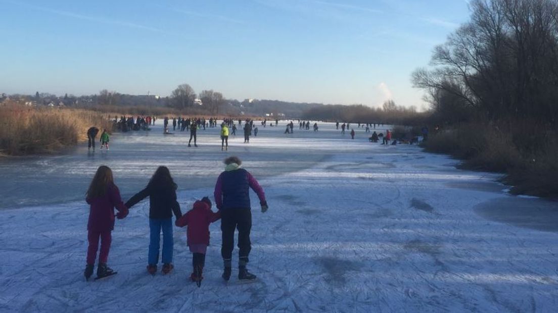Veilig of niet, honderden schaatsers wagen zich zaterdagmorgen op het ijs van de Pabstendam bij Wageningen. 'Het kraakt, maar dat hoort erbij', zegt een schaatser die er al drie dagen niet is weg te slaan.