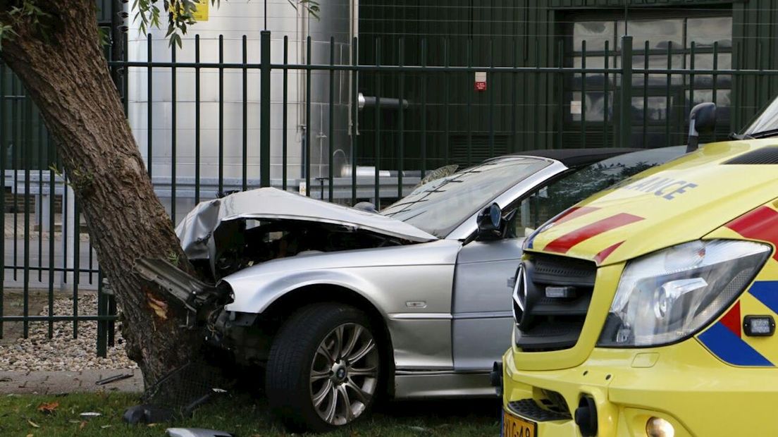 Auto Tegen Boom In Goor: Bestuurder Aangehouden, Inzittende Gewond ...