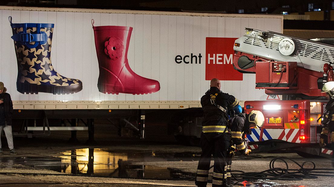Vrachtwagens voor het pand aan de Atoomweg.