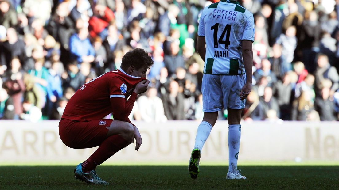 FC Twente-speler Joachim Andersen treurt na afloop.
