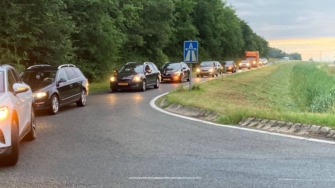 Auto's rijden tegen het verkeer in