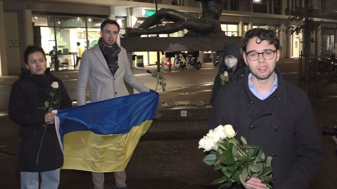 Giovanni Visser speecht bij het oorlogsmonument.