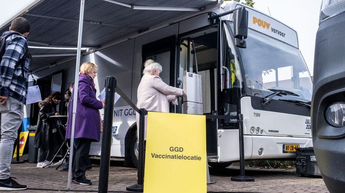 De vaccinatiebus van de GGD Gelderland-Zuid.