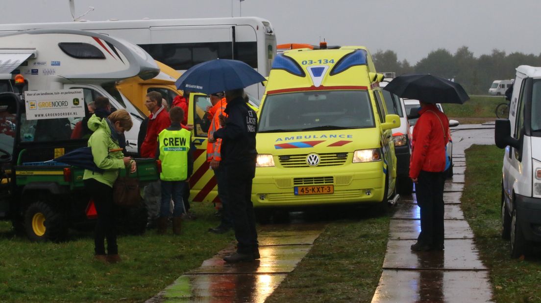 Gewonde veldrijder met ambulance weggebracht