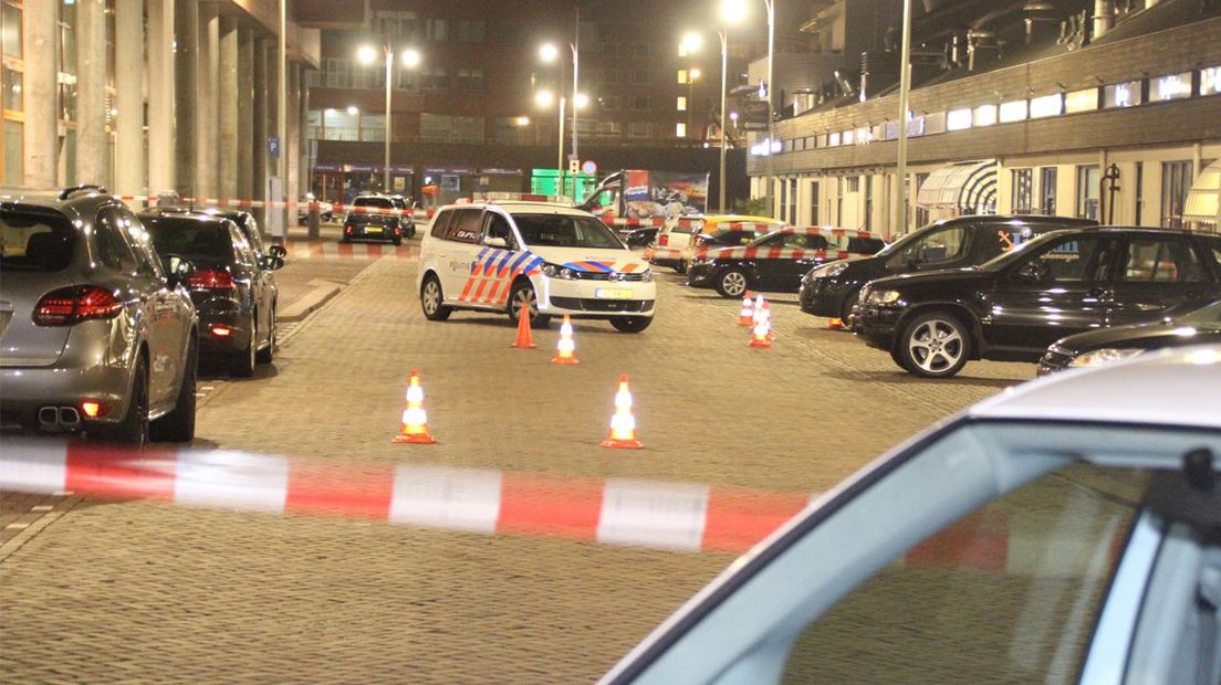 De politie doet onderzoek op de Dr. Lelykade