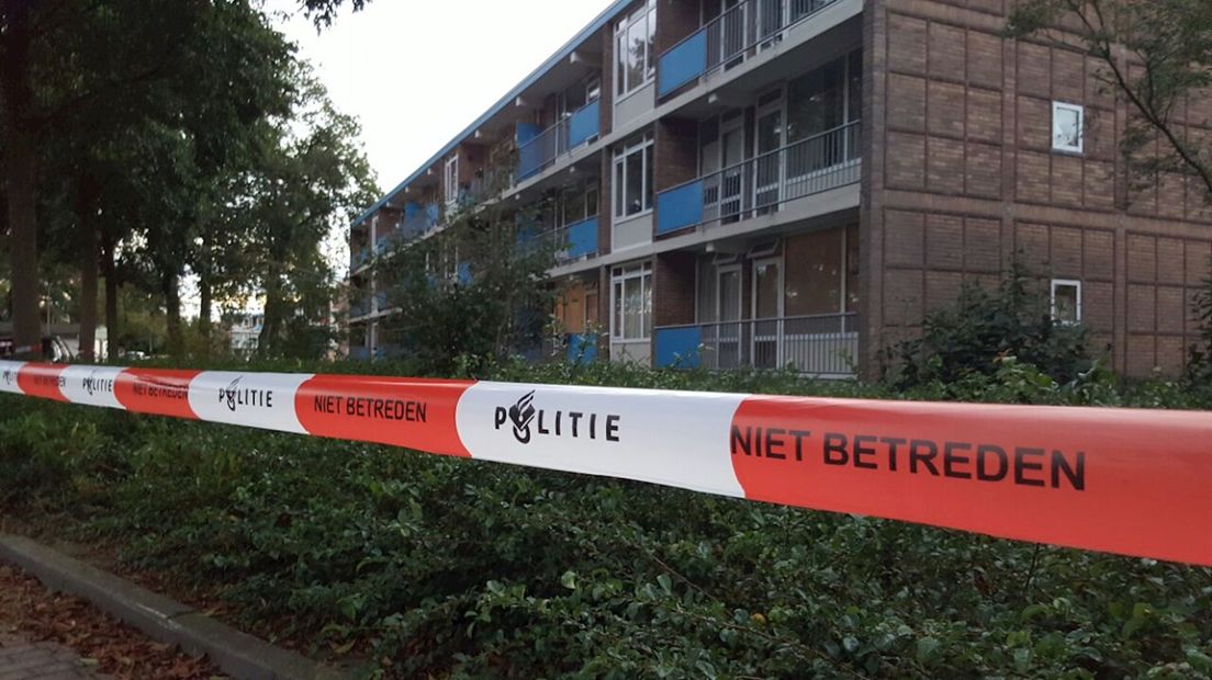 De politie heeft een flat in Hengelo afgezet vanwege mogelijke schietpartij