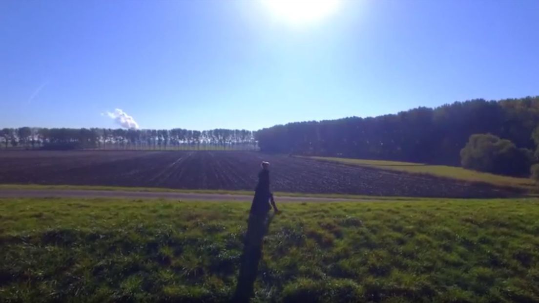 Anne van Damme zet titelsong Zoenoffer online