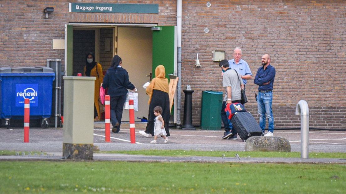 Afghaanse vluchtelingen komen aan in Zoutkamp