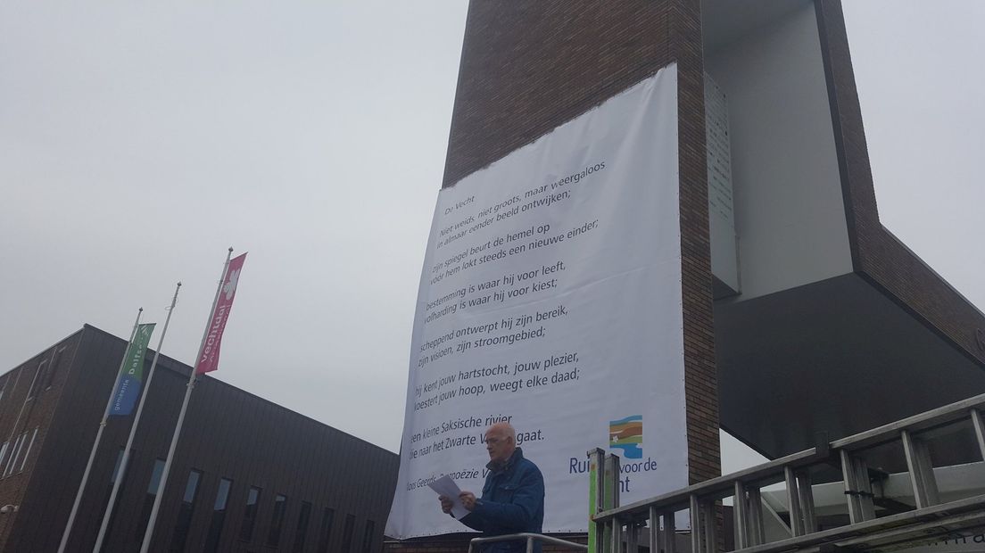 Koos Geerds draagt het Vechtgedicht voor