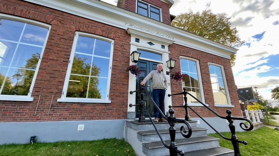 James Vos voor zijn historische woning in Wirdum