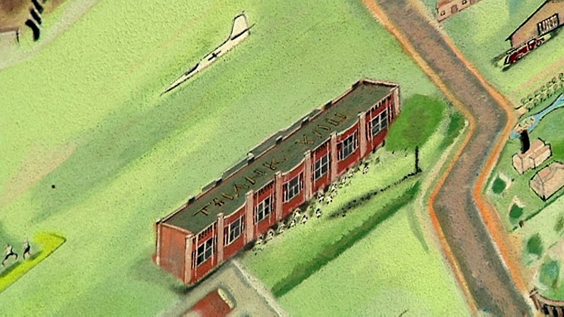 Op het dak van de school staat 'Thank You!' voor de geallieerde piloten.