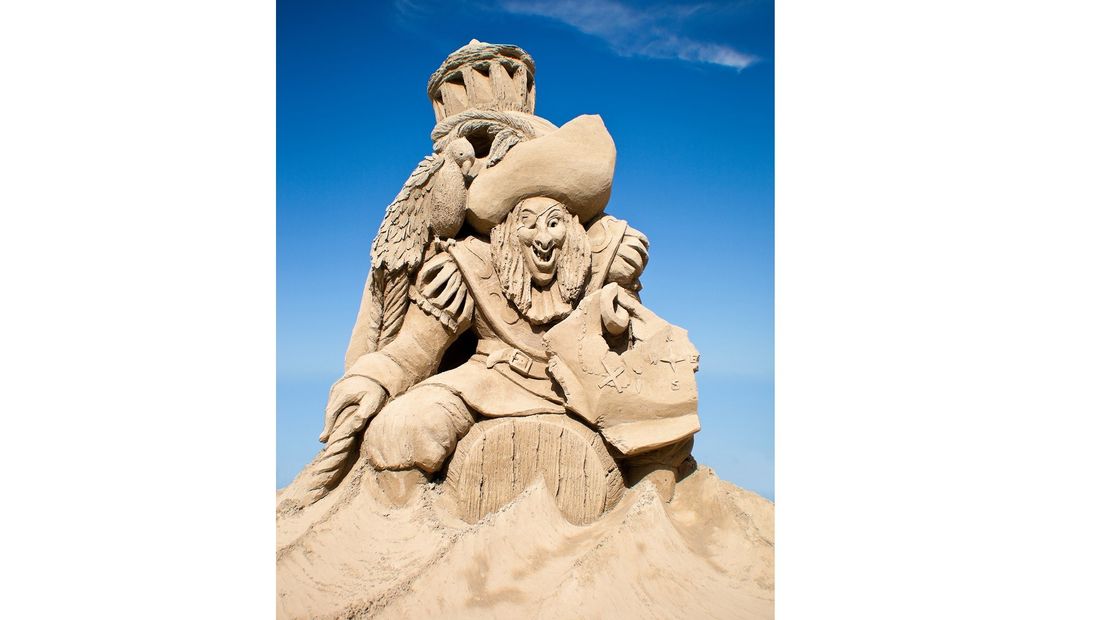 Een zandsculptuur van Piet Piraat.
