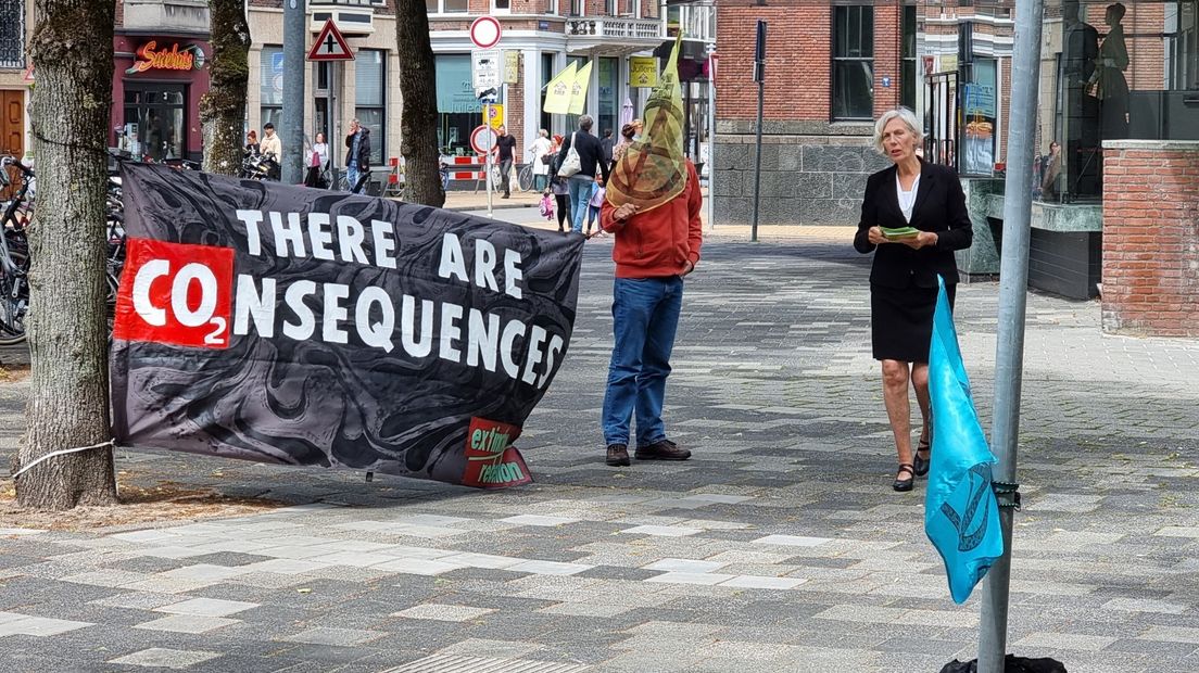 Het protest voor de ING aan het Hereplein in Stad