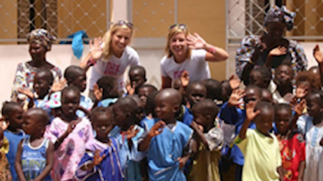 Maaike Heethaar en Carrie ten Napel in Senegal