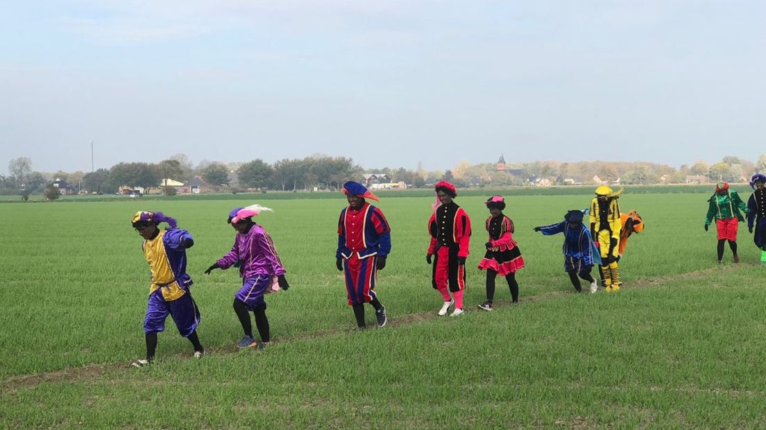 Zwarte Pieten huppelen op het Pietenpad.