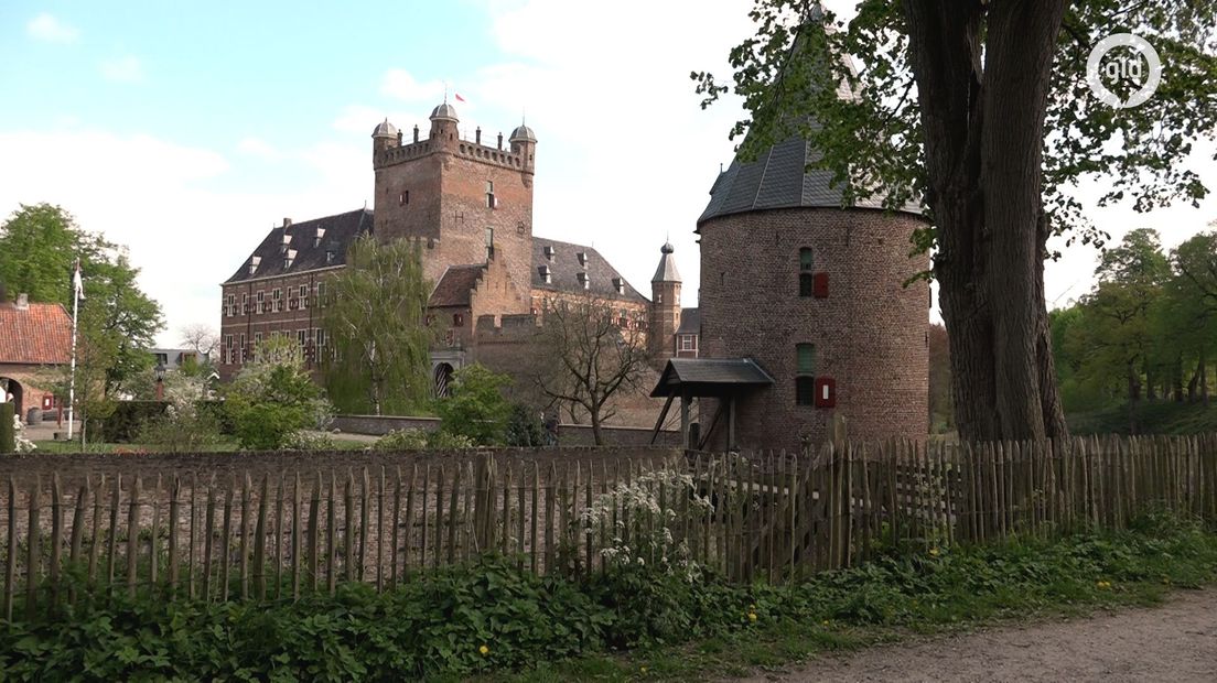 Kasteel Huis Bergh met rechts de gevangenistoren