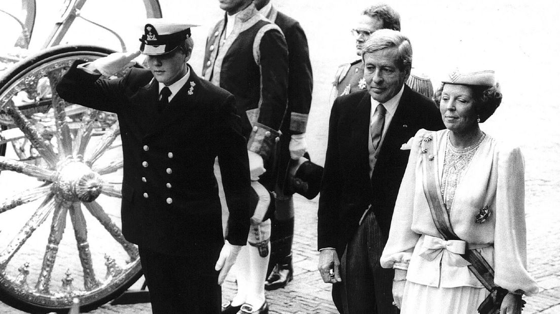 Prinsjesdag 1985, kroonprins Willem-Alexander groet het vaandel