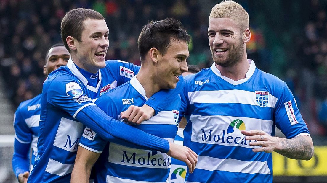 Sainsbury wordt gefeliciteerd na een goal