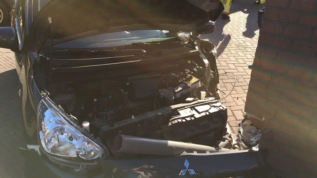 Auto botst tegen gevel supermarkt in Diepenveen