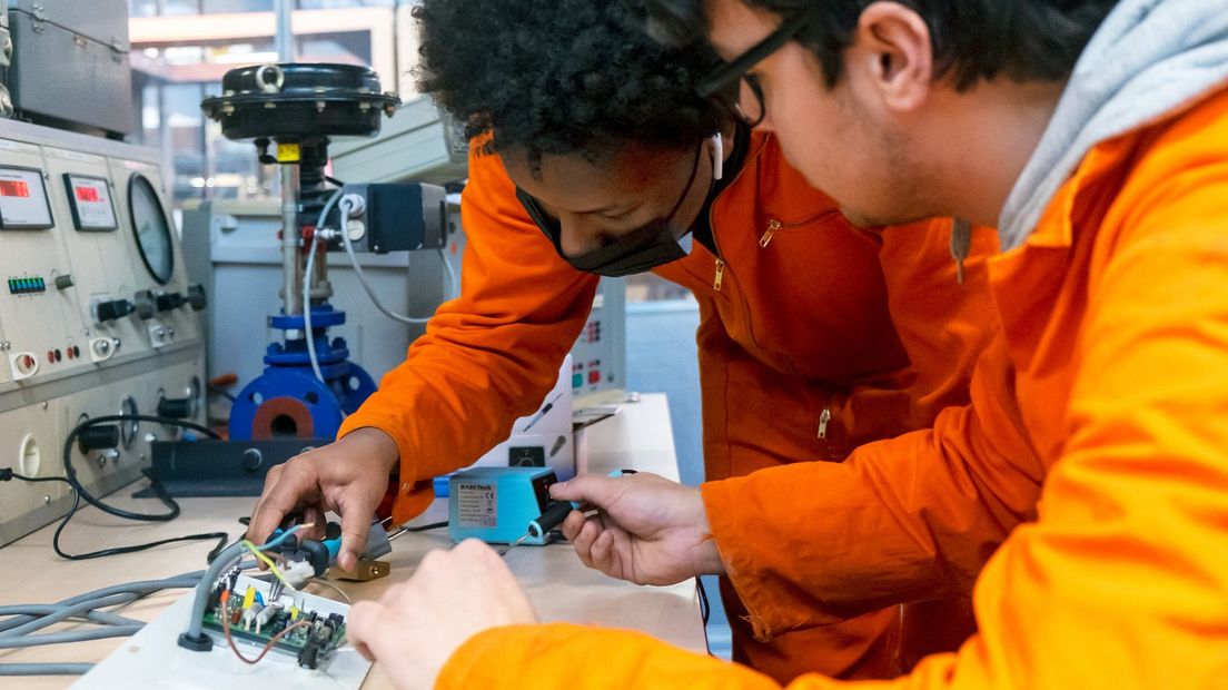 MBO-studenten elektratechniek voeren een schoolopdracht uit.