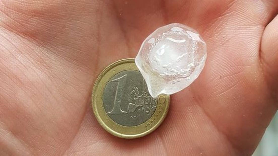 Een bui met veel regen, hagel en onweer heeft zaterdagavond korte tijd voor overlast gezorgd op met name de Veluwe. Op snelwegen werd langzamer gereden, de skeelerronde van Otterlo moest worden afgelast en in onder meer Ede kwamen flinke hagelstenen naar beneden, soms zo groot als euro's.