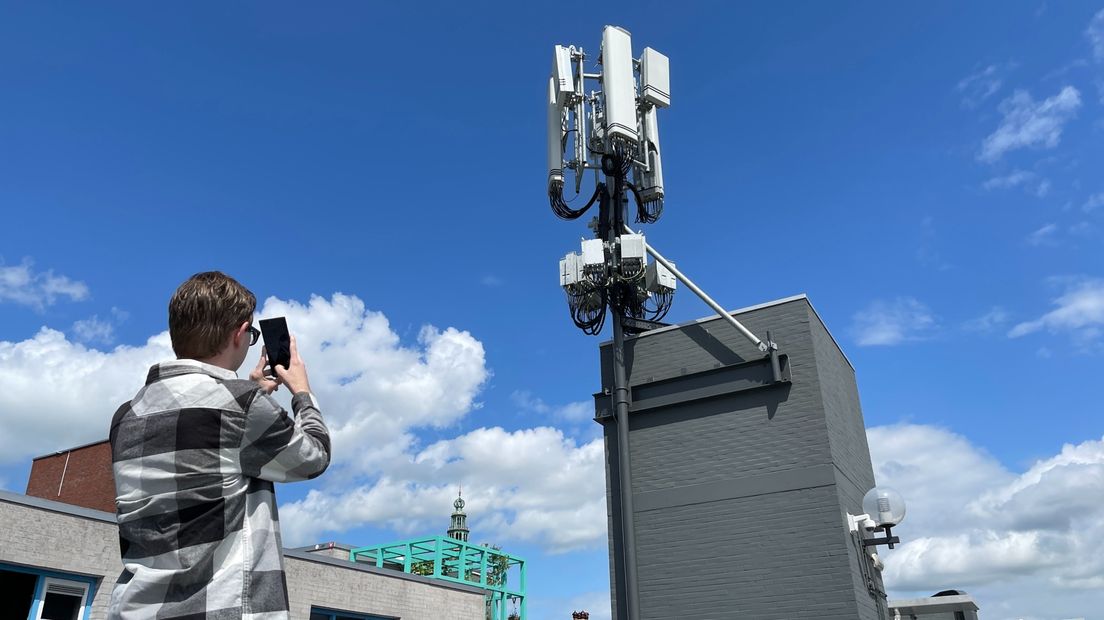 Zendmastspotter Elian Streunding maakt een foto van antennes van KPN in de binnenstad van Groningen