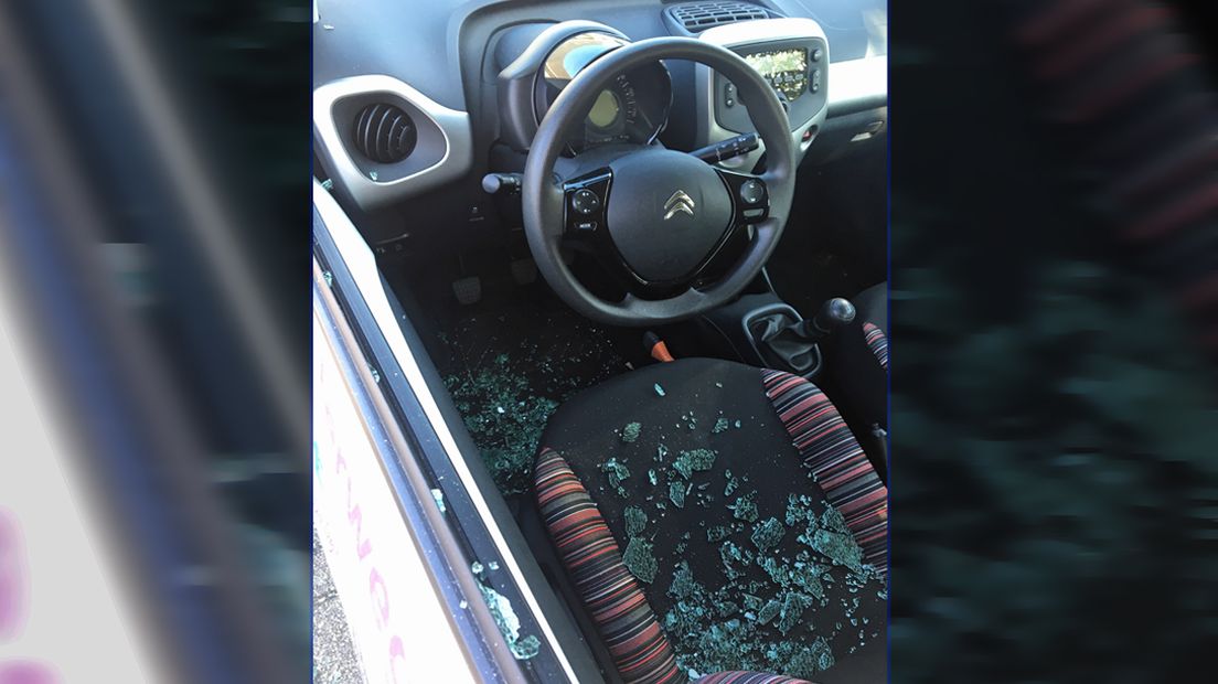 De ruit van de auto is ingegooid, maar er zijn geen spullen meegenomen uit de auto. 