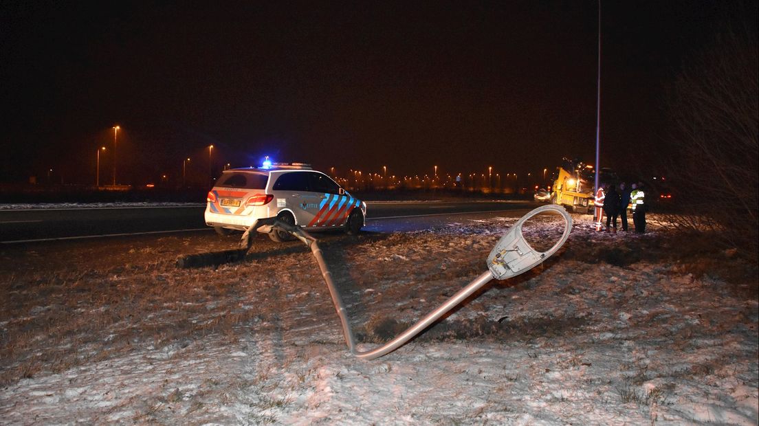 Bij Staphorst reed een automobilist een lantaarnpaal omver