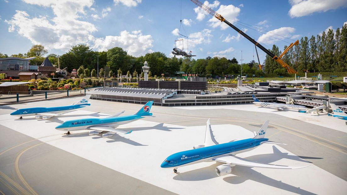 Schiphol Madurodam met in de achtergrond The Flying Dutchman.