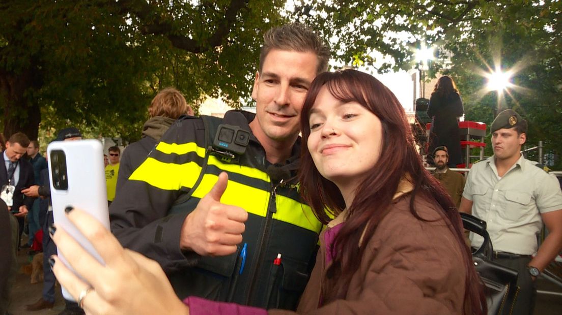 Politievlogger Jan-Willem gaat op de foto met een fan