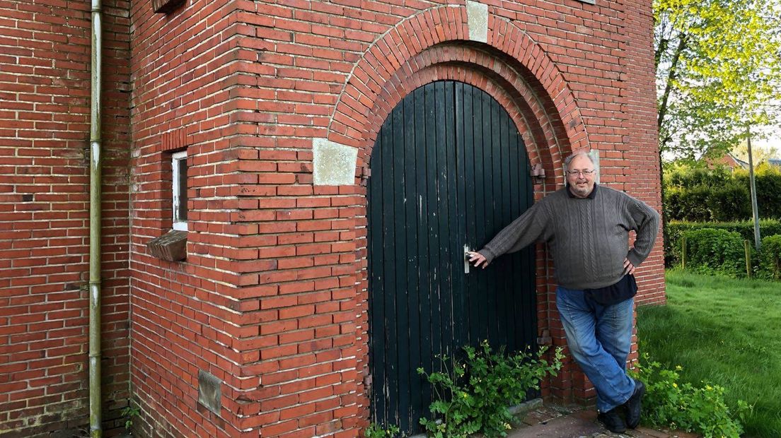 Pieter Stapel bij het kerkje