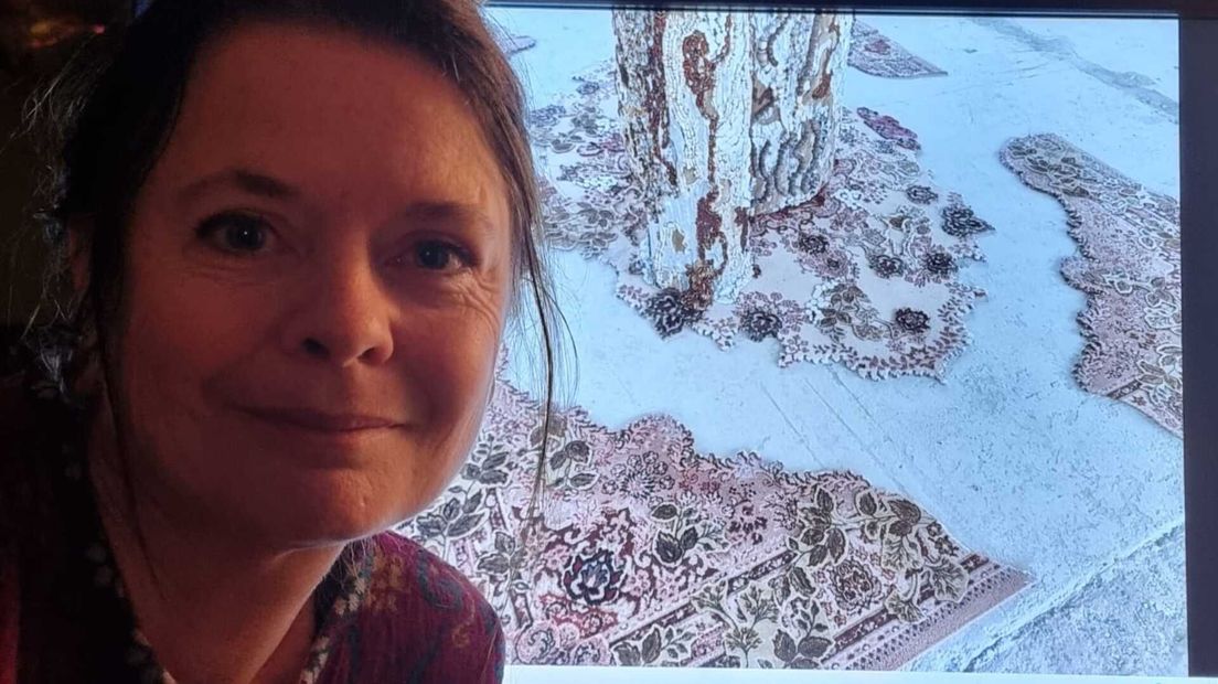 Mensen over de hele wereld zien hoe Bianca het mes in een tapijt zet