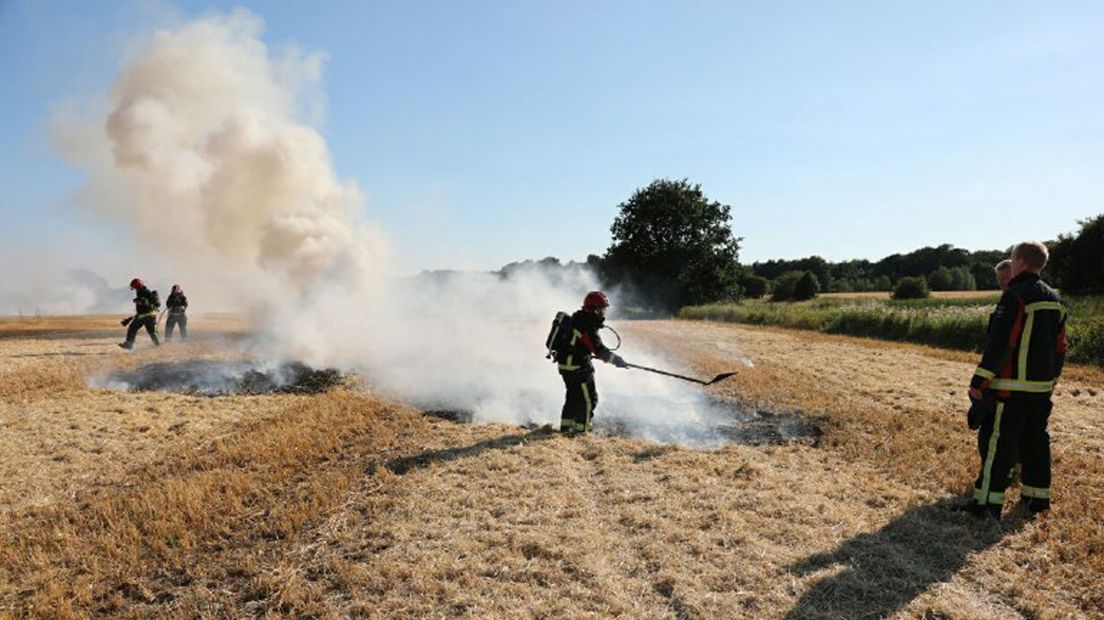 Een akker langs de Weenderweg in Vlagtwedde staat in brand.