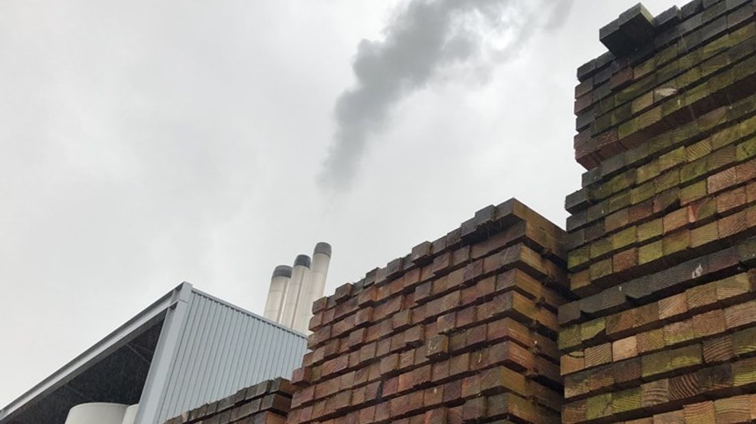 Rook uit biomassacentrale aan de Dwarsweg in Ede.
