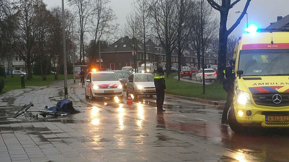 Laaressingel in Enschede gedeeltelijk afgesloten na val fietser