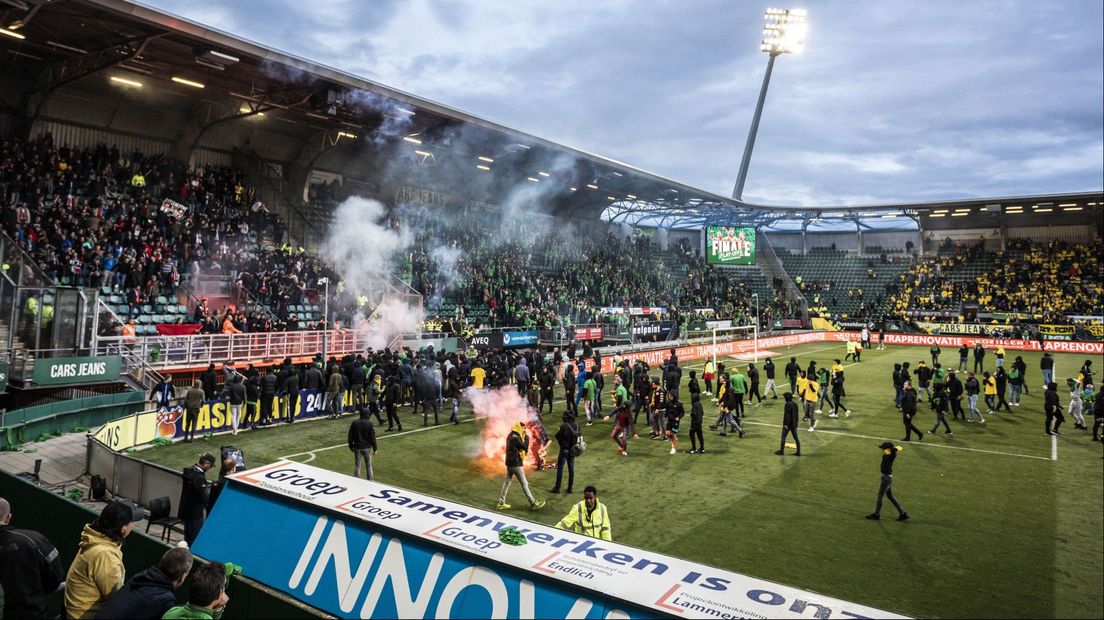 Na het laatste fluitsignaal tegen Excelsior bestormden ADO-supporters het veld