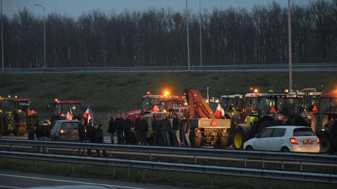 Boeren blokkeren A28 bij Staphorst, ook in Twente kilometerslange file door protestactie