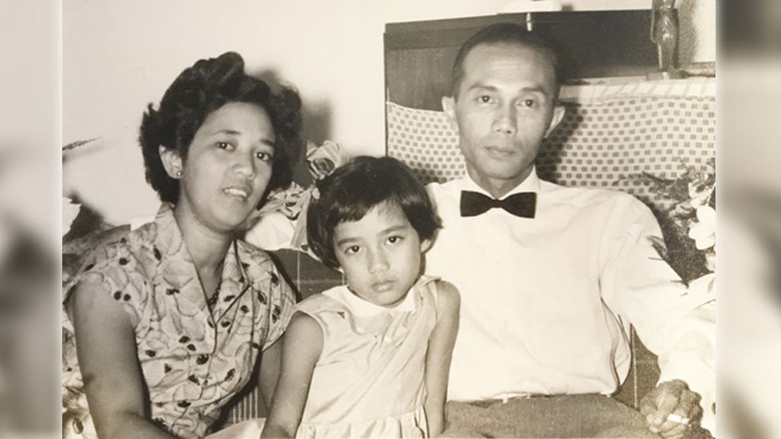 Renie met haar moeder en vader.