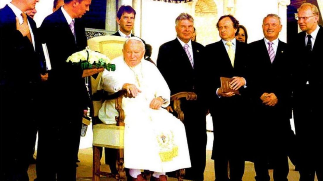 Dick Heuvelman rechts naast Paus Johannes Paulus II