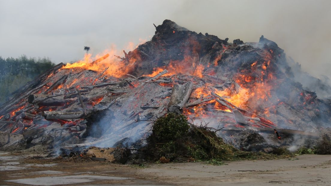 Berg snoeihout in de brand in Kloetinge (video)