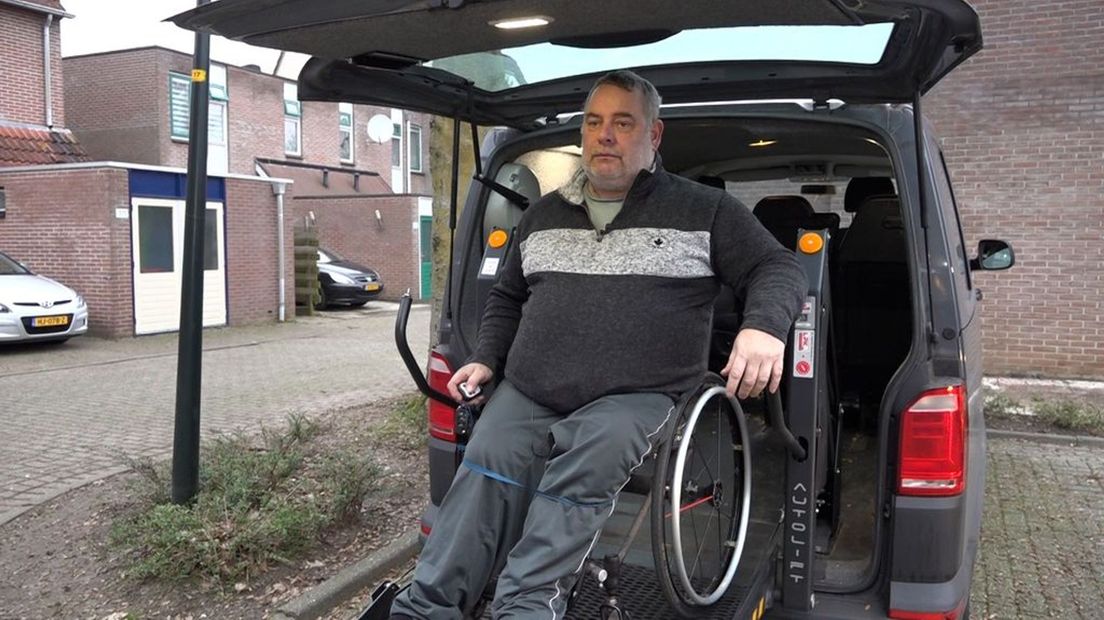 De rolstoelbus is voor Ron Witteveen op maat aangepast.