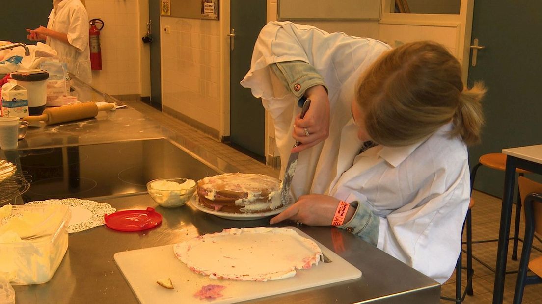Concentratie bij met maken van de taarten op het Reggesteyn in Nijverdal