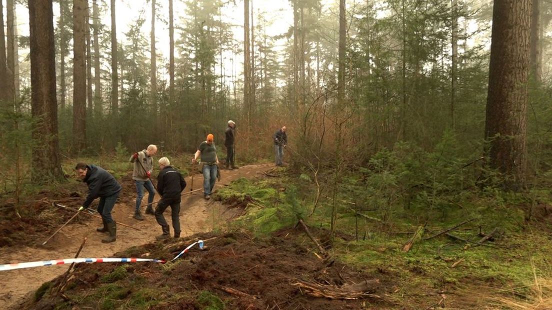 Vrijwilligers zijn druk met de aanleg van de MTB-route bij Zelhem.