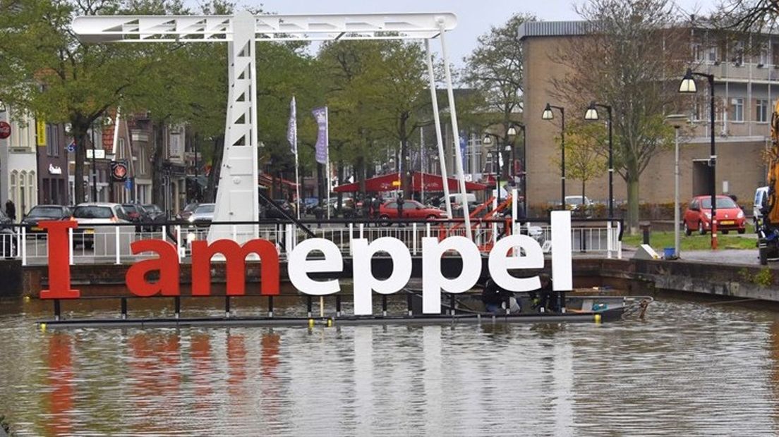 De letters drie jaar geleden, toen ze net in de gracht lagen