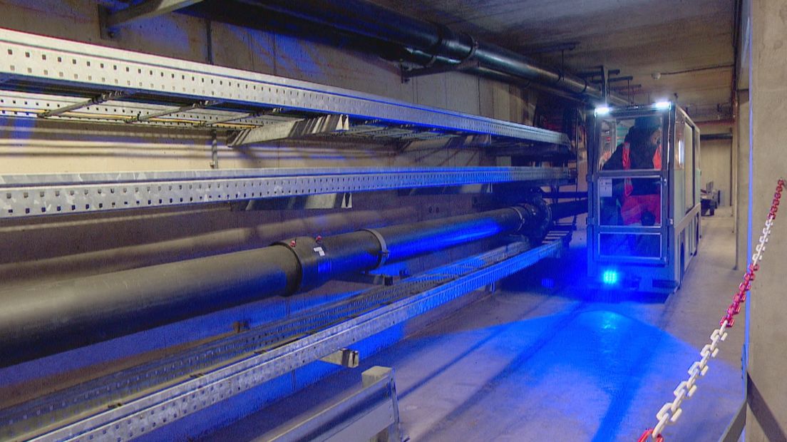 Servicemobiel in actie onder de Westerscheldetunnel