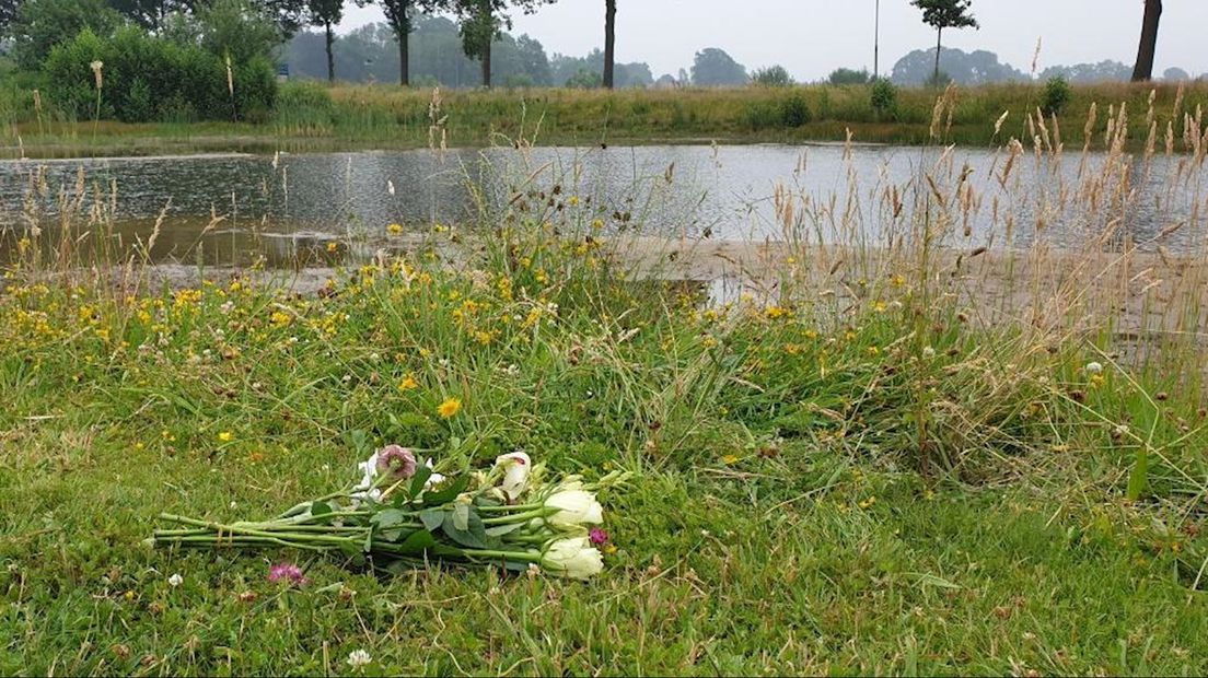 Bloemen voor overleden jongen in Overdinkel