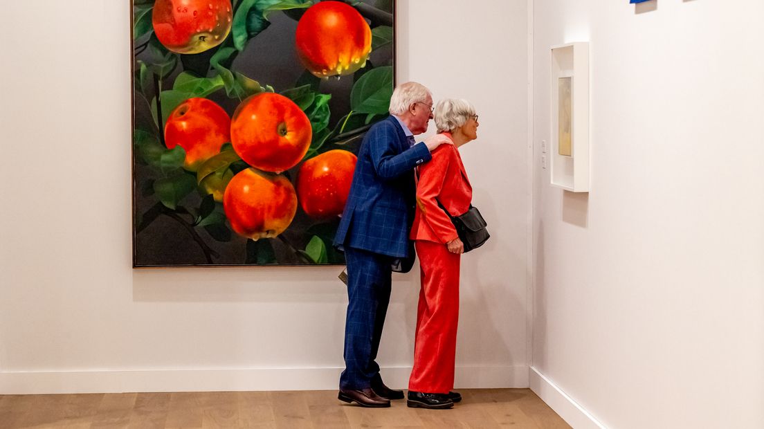 Geïnteresseerden bekijken een van de werken op de TEFAF