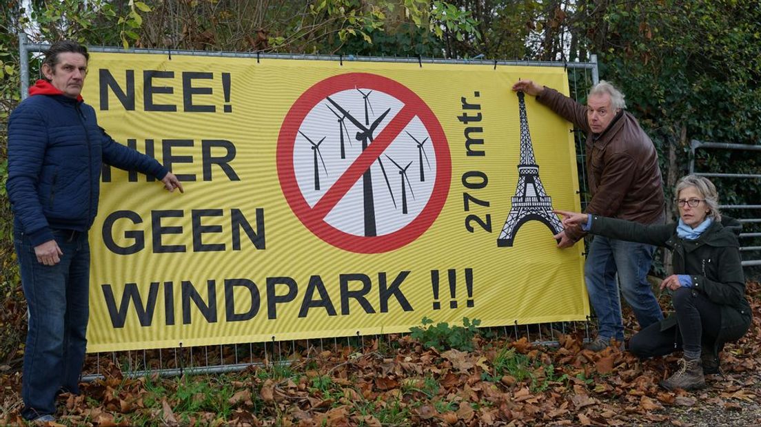 werkgroep tegenwind Culemborg bij protestbord tegen windpark
