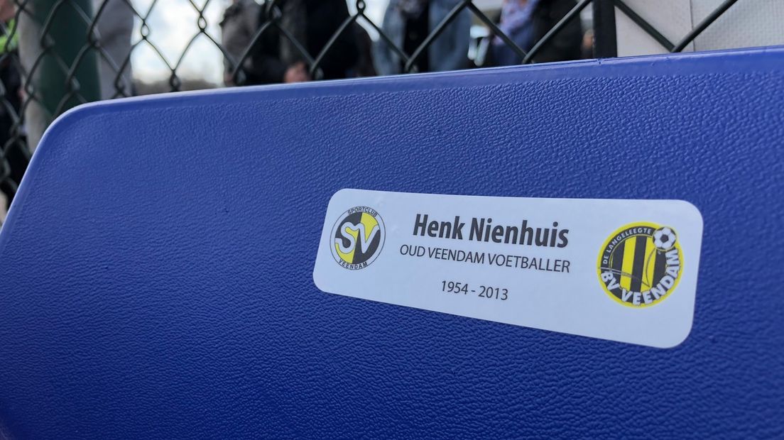 De stoel met de naam van Henk Nienhuis.